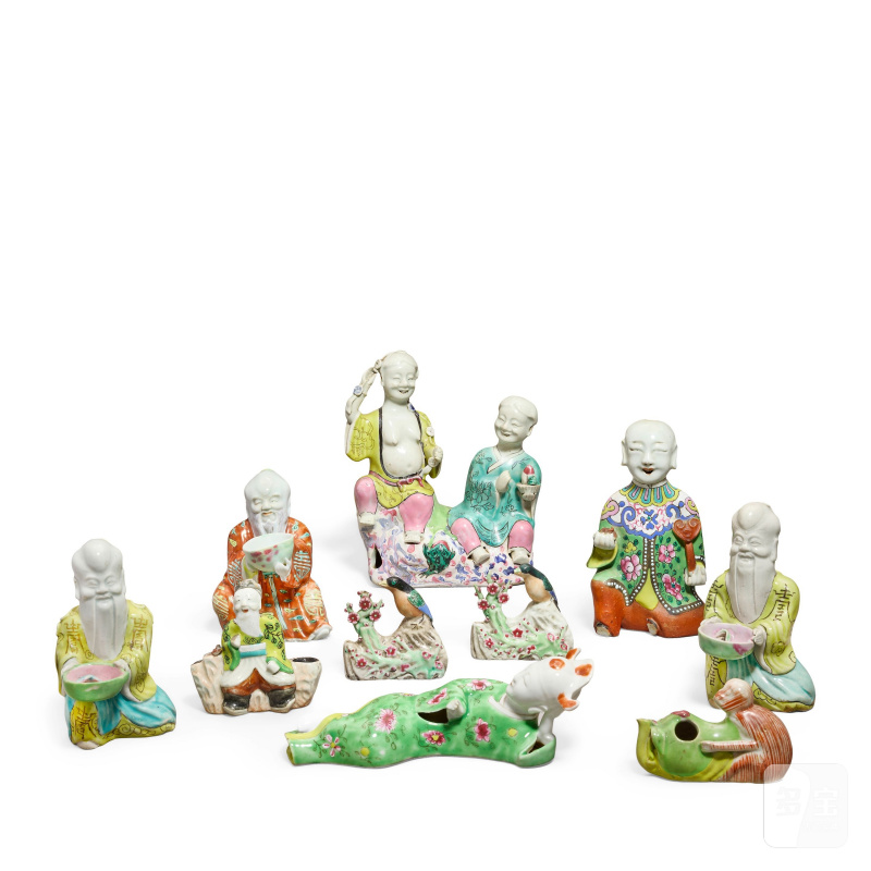 清乾隆 粉彩人像、水滴及壁瓶一组 | TEN FAMILLE ROSE GROUPS, COMPRISING FIGURES, WATER-DROPPERS AND A WALL VASE - 图1